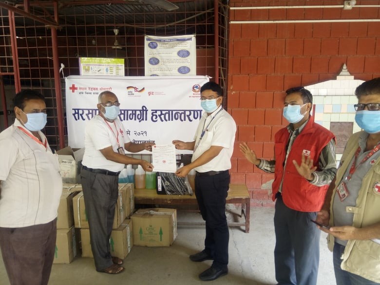 भेरी अस्पताल र विद्यालयलाई सरसफाई सामग्री प्रदान