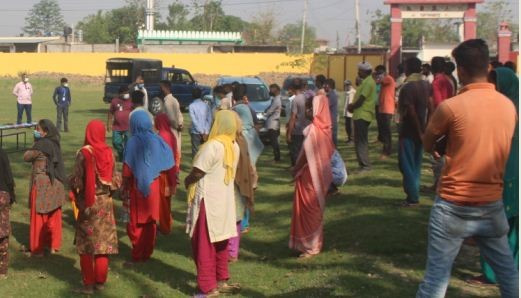 मास्क र सावुन वितरण गर्ने भन्दै बर्दियमा प्रहरीले स्वास्थ्य मापदण्ड मिच्यो