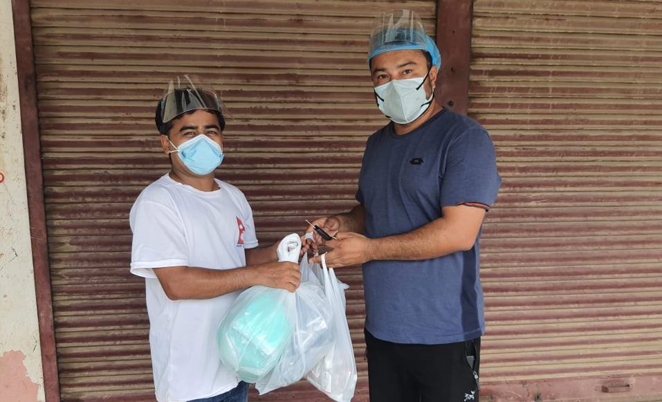 मनकारी तरुण नेता भण्डारीद्वारा युनियन बाँकेलाई मास्क र सेनिटाइजर सहयोग