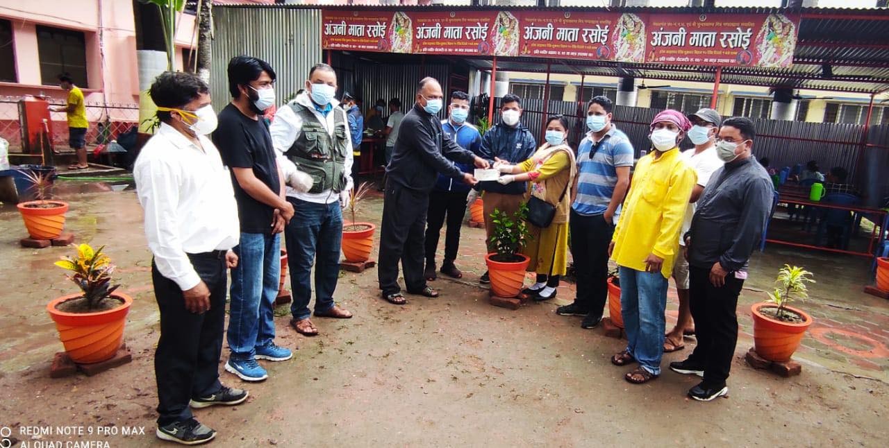 सहपाठी क्लबद्वारा अन्जनीमाता रसोईलाई एक लाख सहयोग