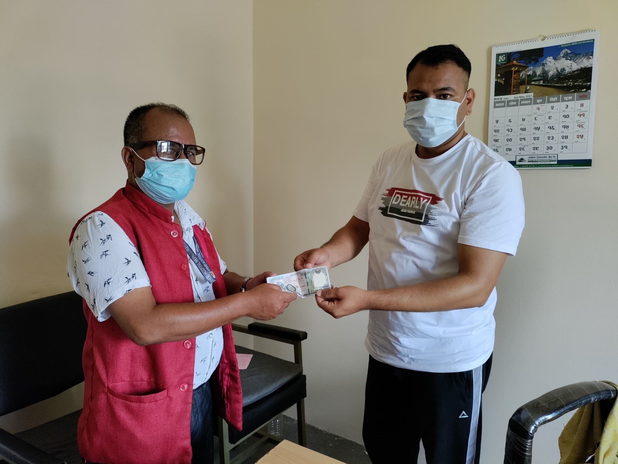 भेरी अस्पताल विकास समितिका अध्यक्ष प्रमोद धिताल र एमाले नेतृ विजया धितालद्वारा ५ हजार सहयोग