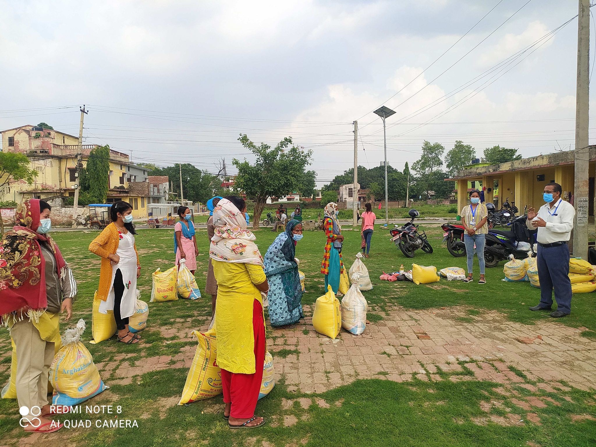 निषेधाज्ञामा समस्याग्रस्त परिवारलाई माइतीको खाद्यान्न सहयोग