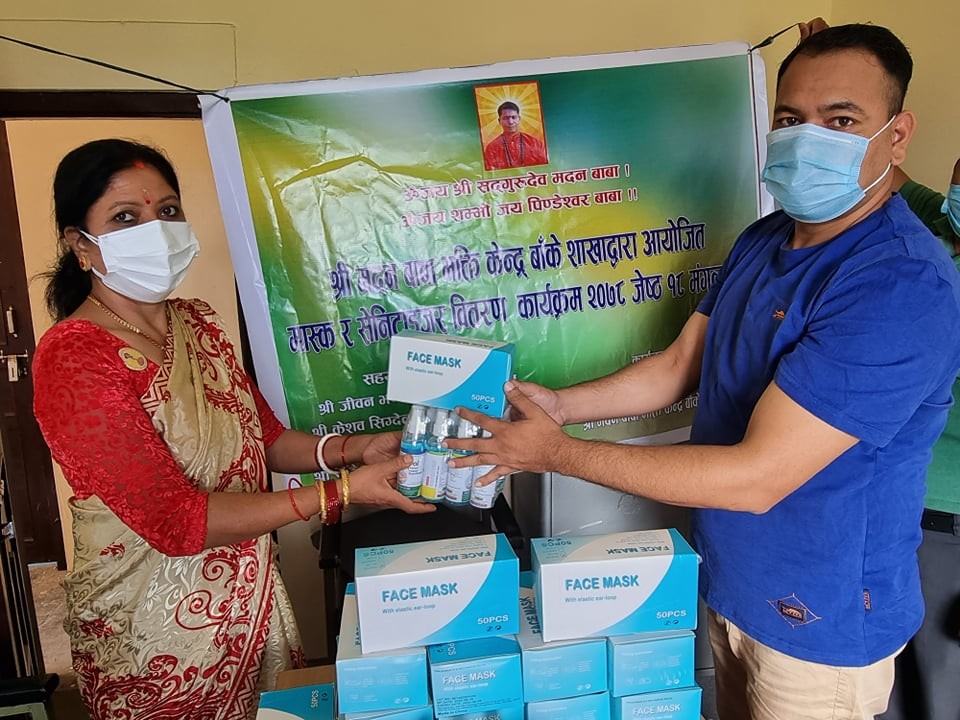 मदन बाबा भक्ति केन्द्रद्वारा स्वास्थ्य सामाग्री वितरण