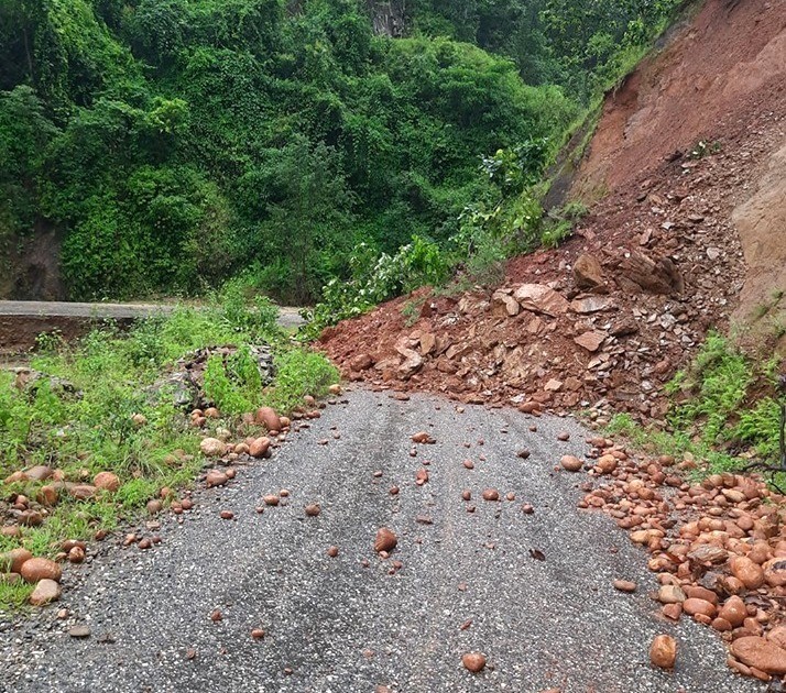 जथाभावी खनिएको सडकका कारण पहिरोको समस्या