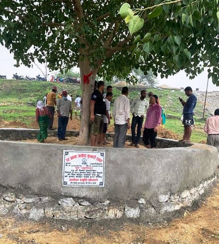 कोरोनाबाट ज्यान गुमाएकी जसोदाको स्मृतिमा बृक्षारोपणसहित चौतारो निर्माण