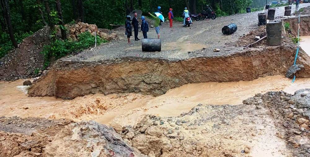 बाढीले सडक भत्किएपछि ढोरबराह हिँडेका दर्शनार्थी अलपत्र