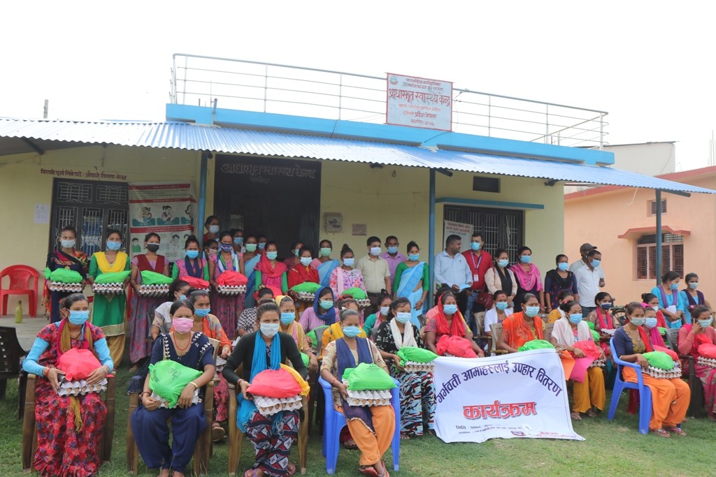 बारबर्दियामा गर्भवती महिलासंग उपमेयर : ५०३ जनालाई स्वास्थ्य सामाग्रीसहित पौष्टिक आहार वितरण
