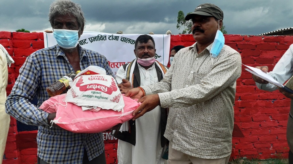 टाँगा व्यवसायीलाई खाद्यान्न वितरण