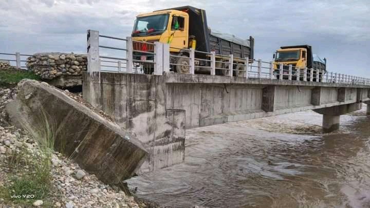 नौबिसेमा बस र दुई वटा साना सवारीसाधन पुरिए
