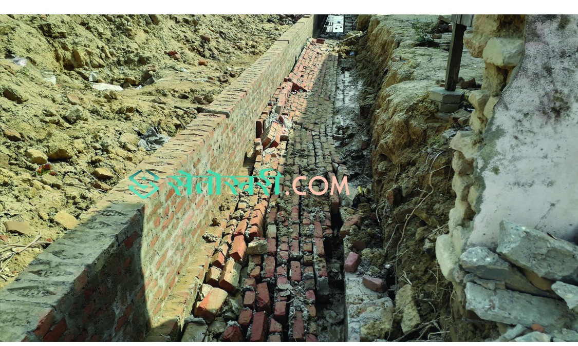 हप्तादिन नपुग्दै पक्कि नाली भत्कियो, कालोपत्रे सडकको पनि अवस्था उस्तै
