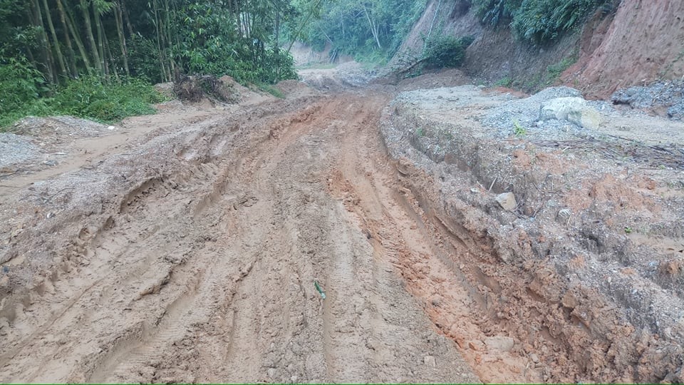 बर्खा लागेसँगै ग्रामीण सडक अवरुद्ध