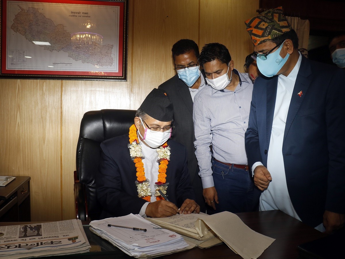 महामारी परास्त गर्न सबैको सहयोग र योगदानको खाँचोः गृहमन्त्री खाँण