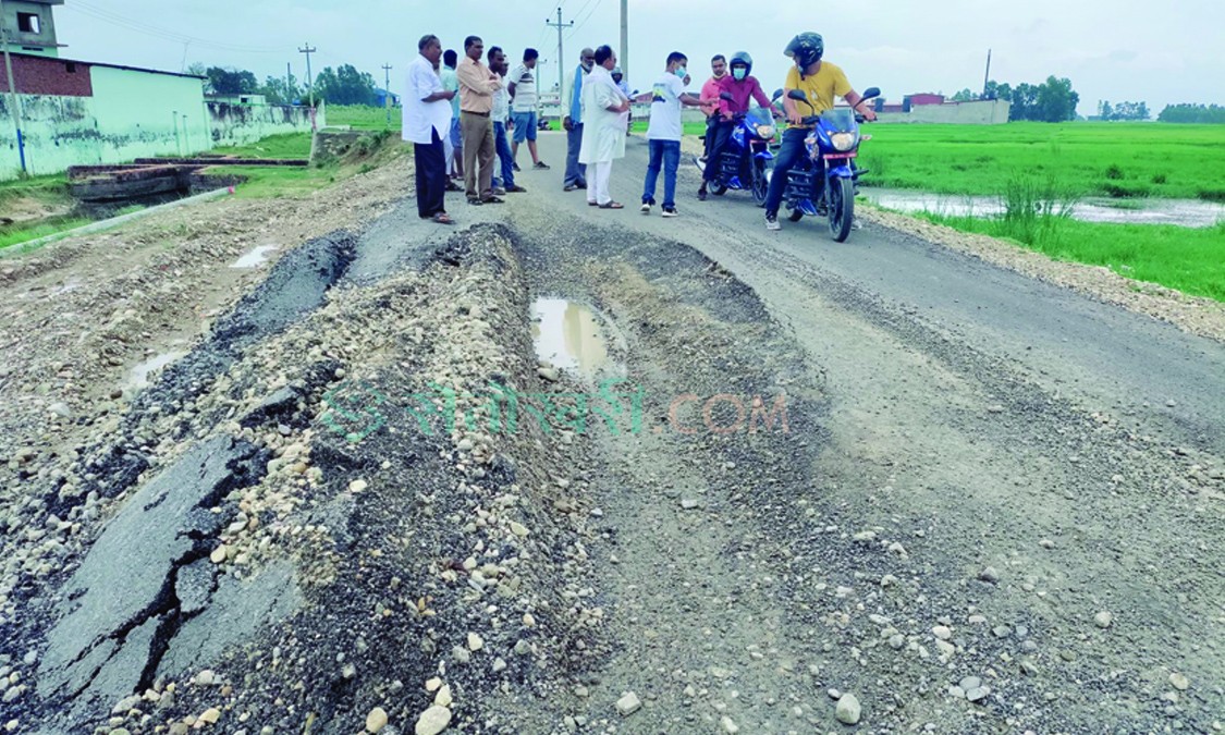 दशैँ सुरु हुँदा पनि मर्मत भइसकेनन् सडक