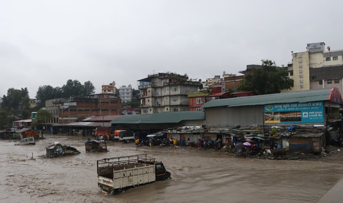साढे तीन घण्टाको झरिले काठमाडौंका ३५० घर डुबे, १५० बढीको उद्धार