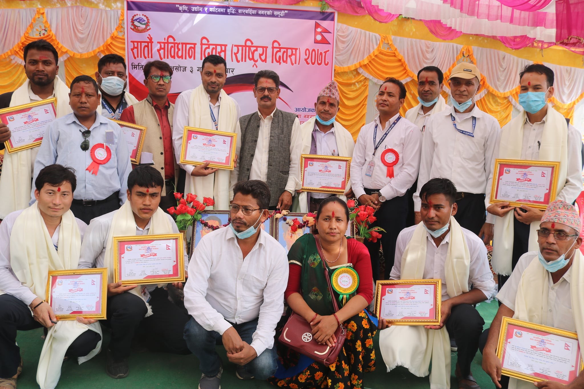 बारबर्दियाका स्वास्थ्यकर्मी र शिक्षक सम्मानित