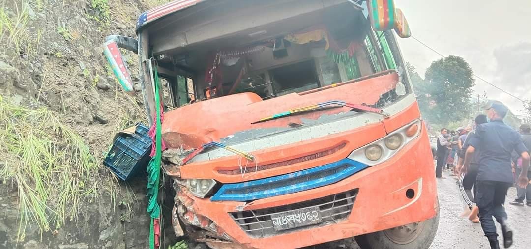 काठमाण्डौं जादैं गरेको बस दुर्घटना हुँदा २० जना घाइते