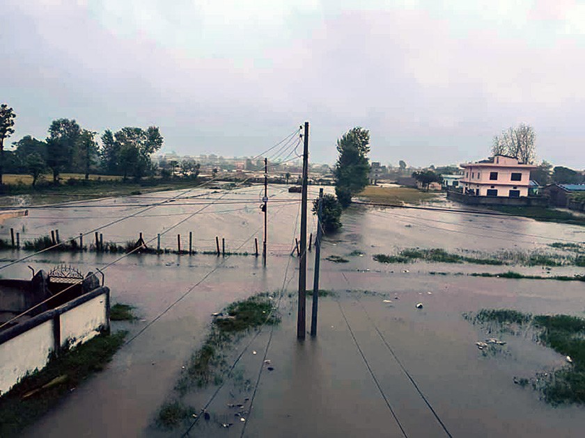 बाढीले जनजीवन अस्तव्यस्त, विपन्न बस्तीमा गाँसकै समस्या