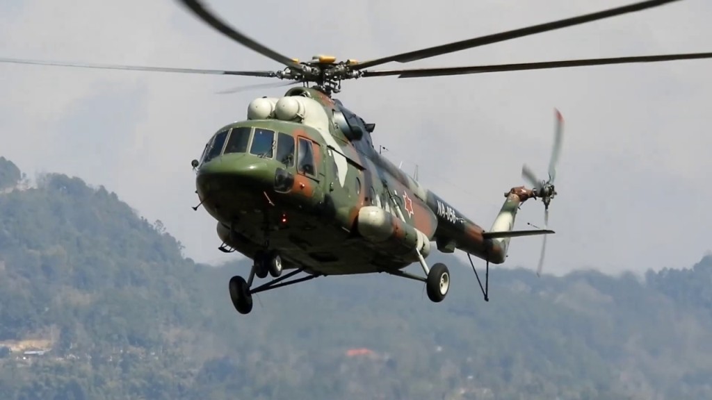 एकहप्तादेखि हिउँमा फसेका १४ मजदूरको हेलिकप्टरबाट उद्धार गरिँदै