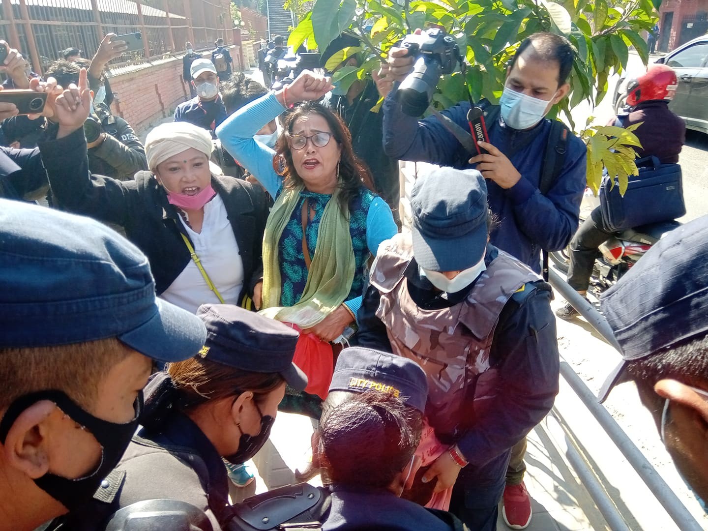 प्रधानन्यायाधीशको पक्षमा प्रदर्शन गरेको भन्दै ३ जना पक्राउ