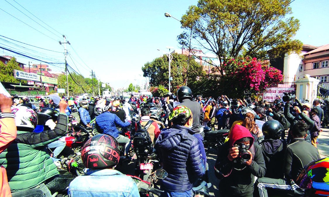 बार विरुद्ध युवाहरुको प्रदर्शन, न्यायालय सञ्चालनको माग