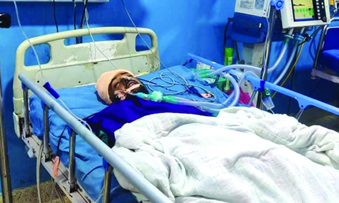 ३२ वर्षिय छोरा प्रकाशलाई बचाउन विधुवा आमाको रोदन, उपचार सहयोगका लागि अपील