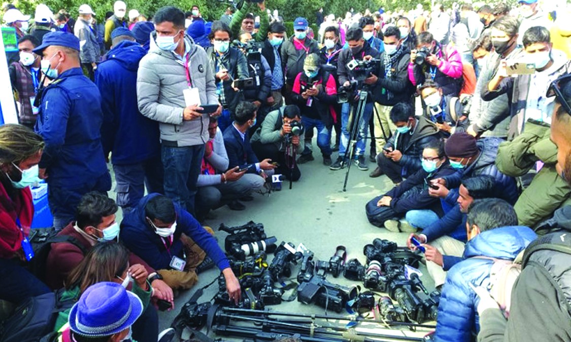 काँग्रेस मतदानस्थलमा विरोधमा उत्रिए फोटो पत्रकार