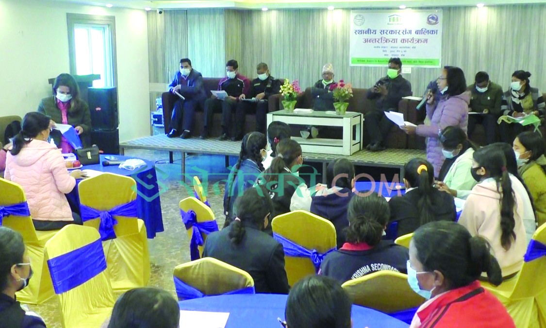 कोहलपुरमा छात्राहरुले जनप्रतिनिधि र प्रहरीसँग जवाफ मागेपछि...