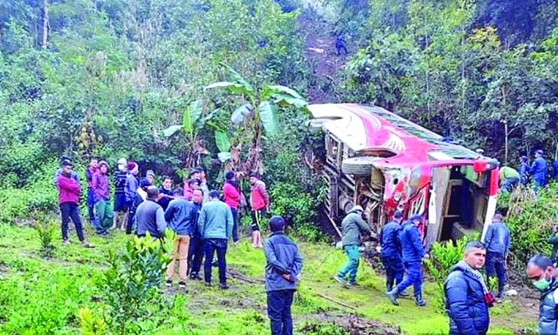 नेपालगन्ज आउँदै गरेको यात्रुबहाक बस कर्णालीमा खस्यो : ४ जनाको मृत्यु, दर्जनबढि घाइते