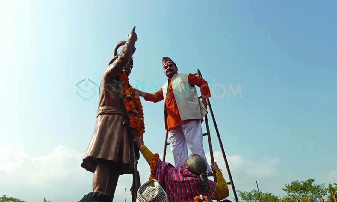 गुलरियामा नागरिक स्तरबाट राष्ट्र निर्माता पृथ्वीनारायण शाहको पुर्ण कदको शालिक अनावरण