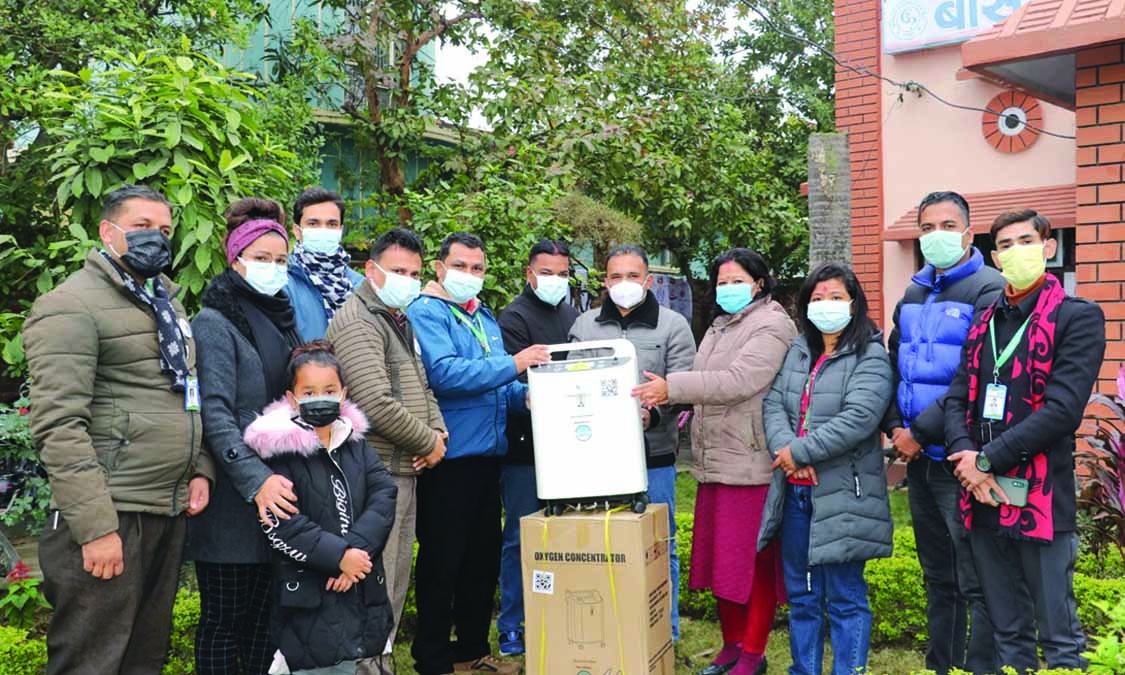 एचसिआरसी अस्पताललाई दुई थान कन्सेन्ट्रटर मेसिन हस्तान्तरण