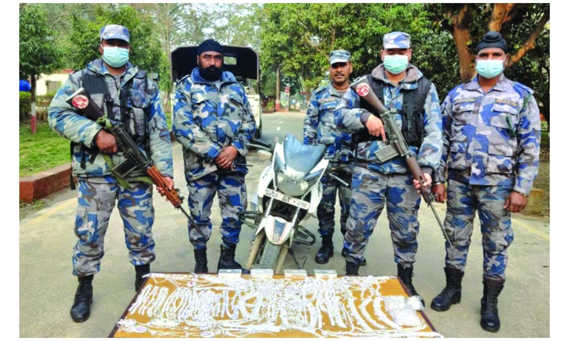 तस्करले सशस्त्र प्रहरी देखेपछि...
