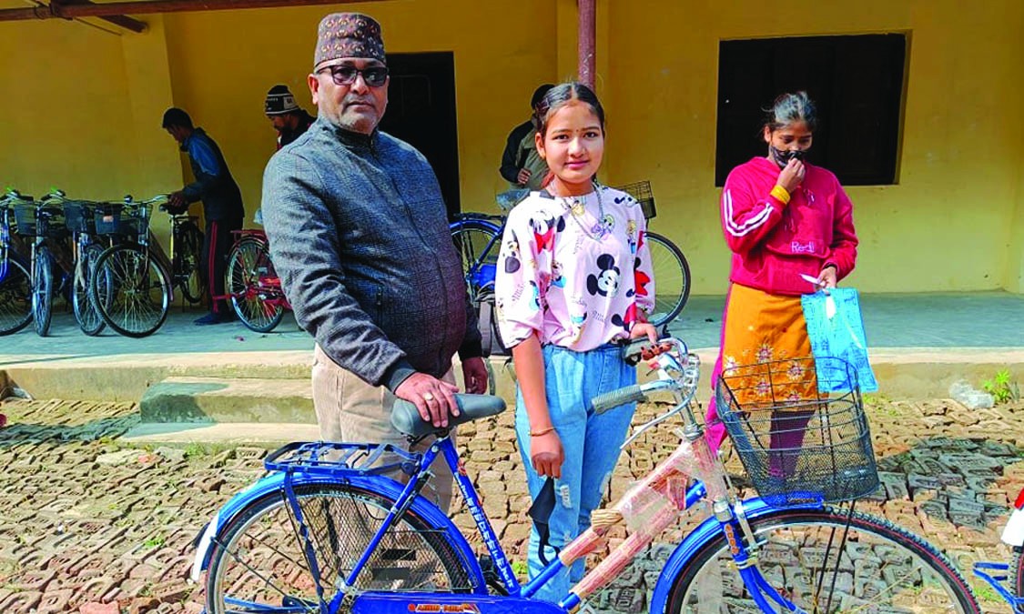 डुडुवामा एसईई पास गरेका छात्रालाई साईकल वितरण