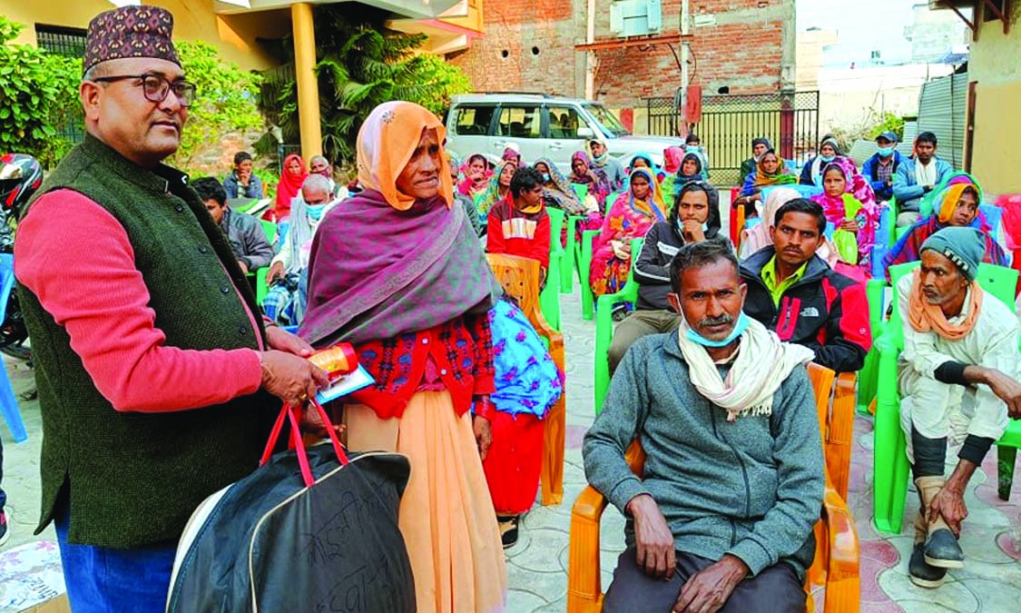 डुडुवाका अध्यक्ष चौधरीद्वारा जेष्ठ नागरिकलाई न्यानो सामाग्री वितरण