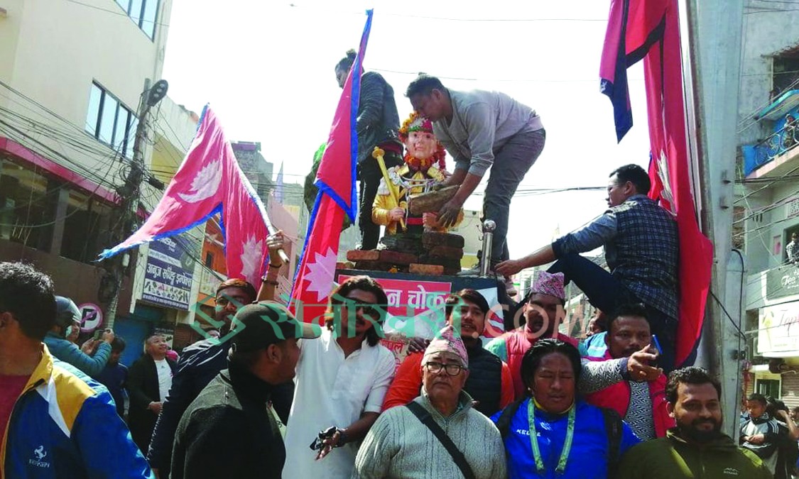 नेपालगन्जको त्रिभुवन चोकमा राजा त्रिभुवनको शालिक राखियो, हटाए कडा प्रतिकार गर्ने चेतावनी