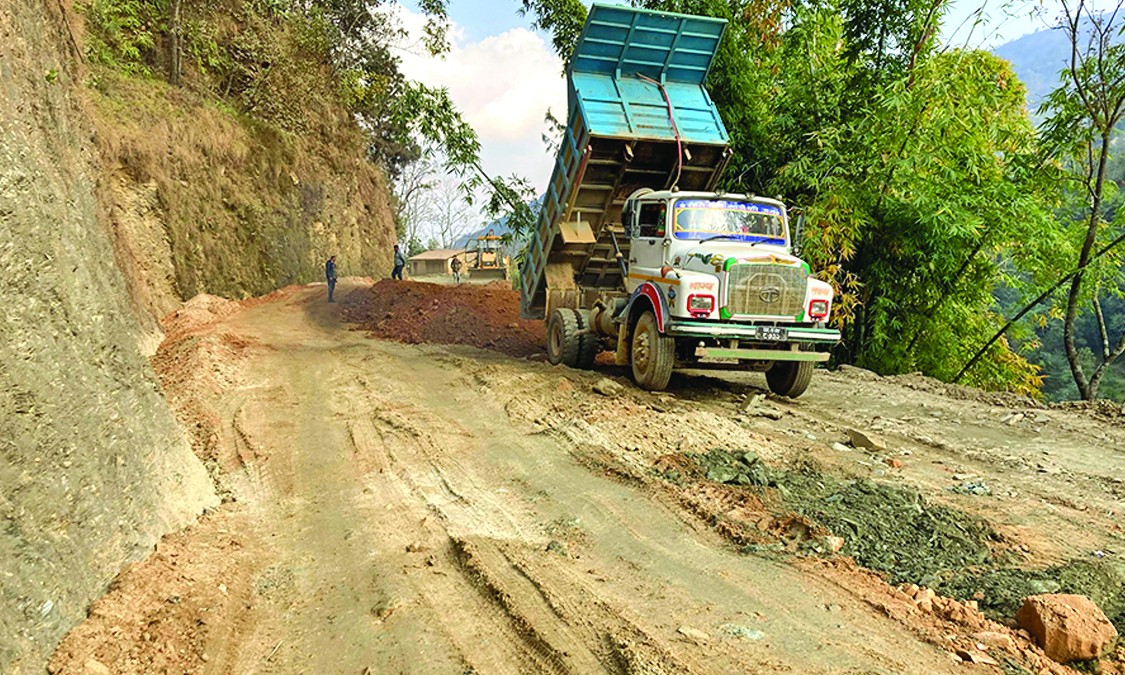 मध्यपहाडी लोकमार्ग : १२ वर्षदेखि मन्ता भिर काट्दै