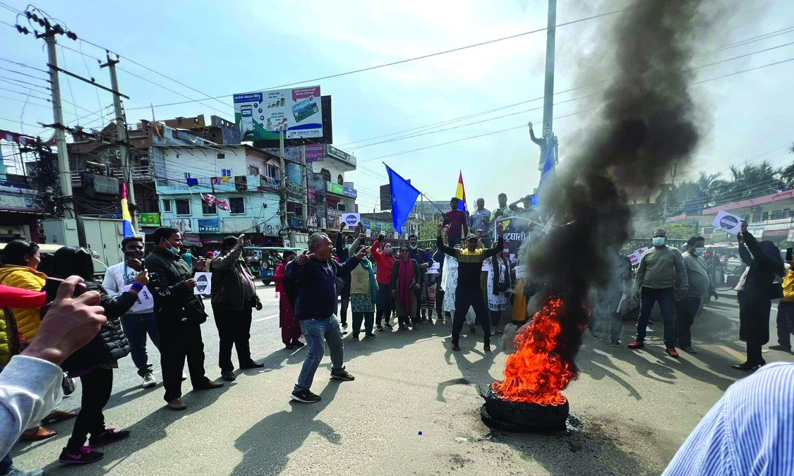 एमसीसीका विरुद्ध नेपालगन्जको सडकमा टायर बालेर प्रर्दशन