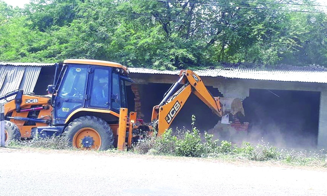भत्काउन थालियो सुर्खेतरोडका अतिक्रमित संरचना