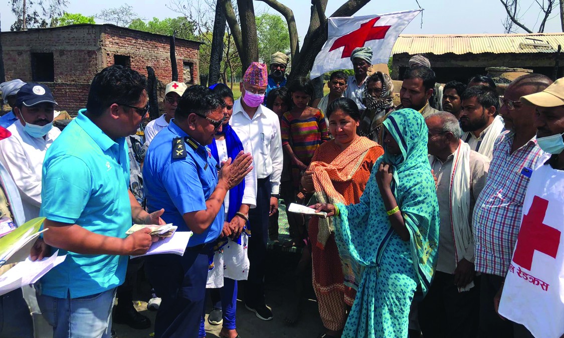 नरैनापुरका अग्नी पीडितलाई नगद १५ हजारसहित राहात वितरण