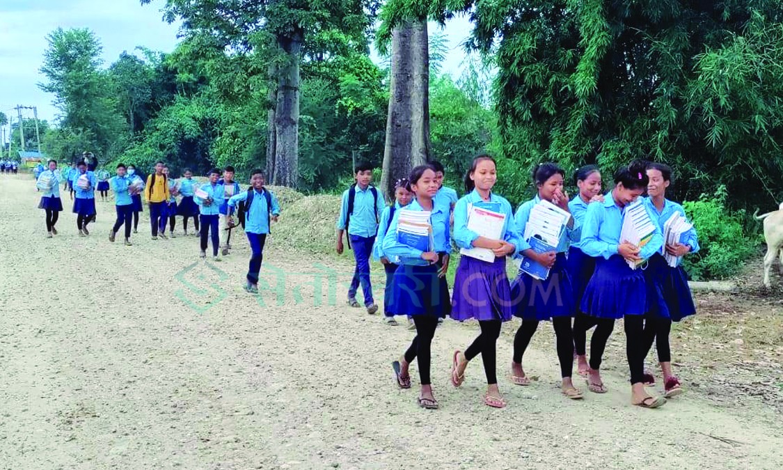 वन्यजन्तुको जोखिम मोलेर विद्यार्थी निकुञ्ज क्षेत्रका विद्यालय पढ्न जान्छन्