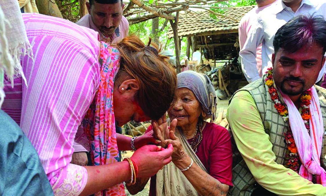 काँग्रेसको घरदैलो : कतै मतदाता भावुक, कतै उम्मेदवार भावुक