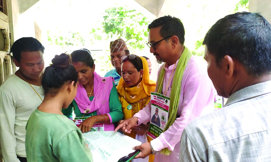 घरदैलोमा पुगेर मतदातालाई भोट हाल्न सिकाँउदै बैजनाथका अध्यक्ष पदका उम्मेदवार शाही