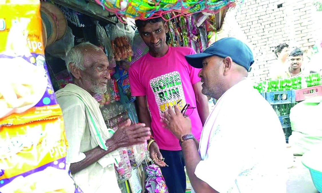 हिरमिनिया पुगेका चौधरीलाई मतदाताले भने–‘बाबु फेरि जित्नुहोस् डुडुवालाई नमुना बनाउनुहोस्’