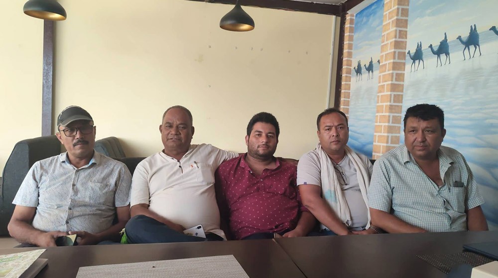 सरकारी रबैयादेखि आजित बाँकेका ट्रक व्यवसायीले असार २ गतेदेखि ढुवानीका साधन थन्क्याउने