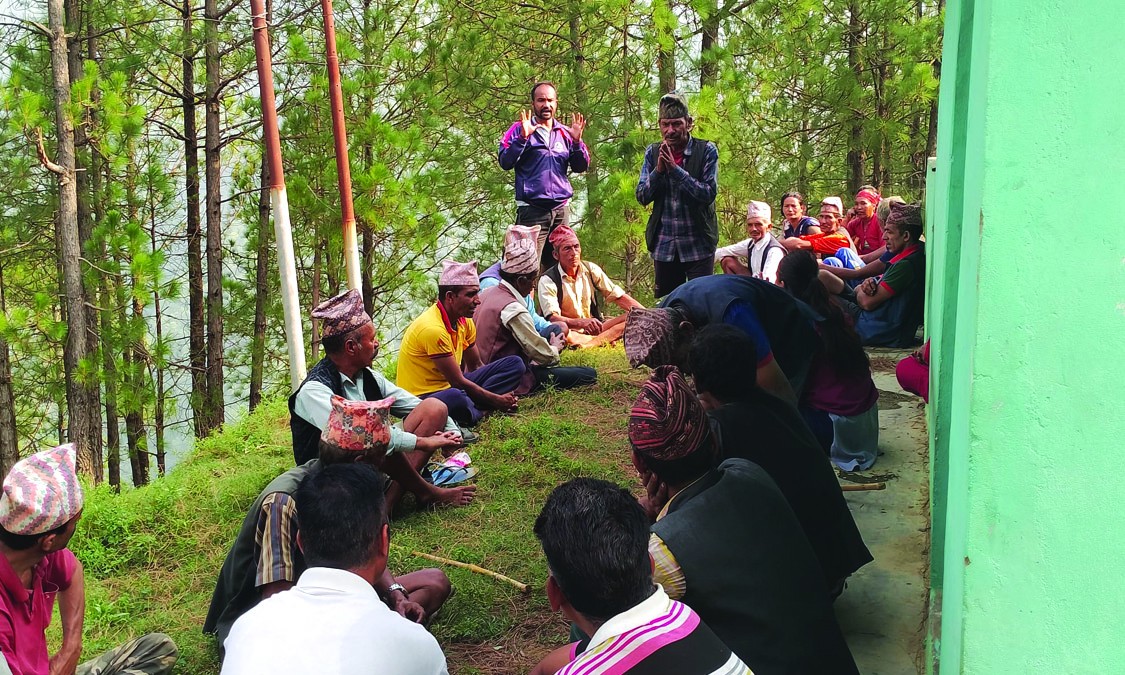 वस्ती–वस्तीमा पुगेर योजना संकलन गर्दै वडाअध्यक्ष मल्ल