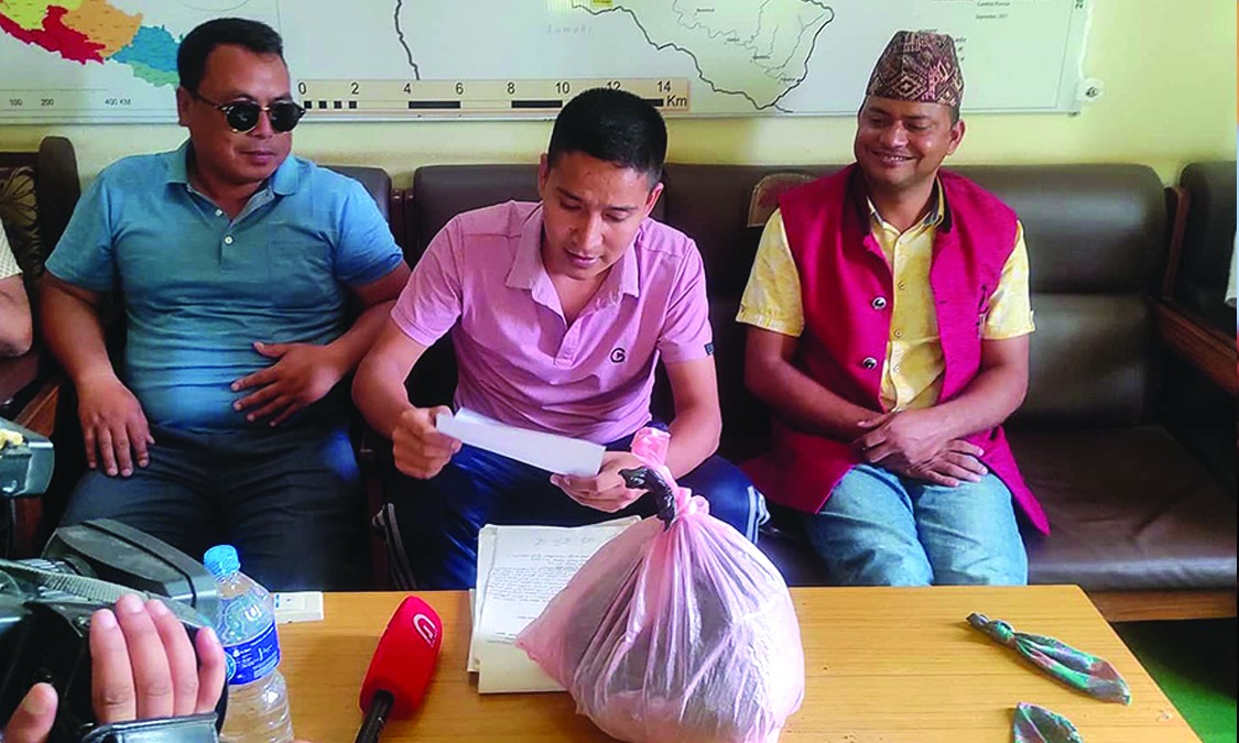 बाटो खन्दा भेटिएका सिक्का काठमाण्डौं लगियो