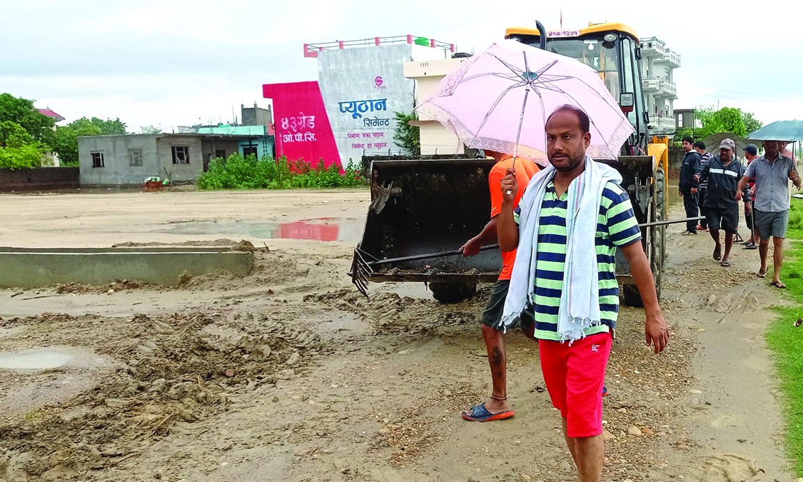 नगरप्रमुख विष्टको एक्सन : वर्षाको पानी हटाउन जेसिबीसहित फिल्डमा खटिए