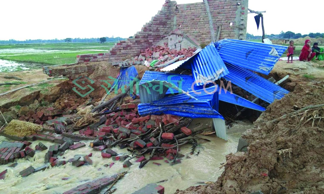 वर्षातको पानी निकास गराउने बहानामा घर भत्काइयो