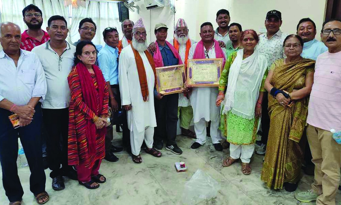 प्रजातन्त्र प्राप्तीको आन्दोलनमा योगदा पुर्‍याएका कर्माचार्य र थारुलाई मरणोपरान्त सम्मान