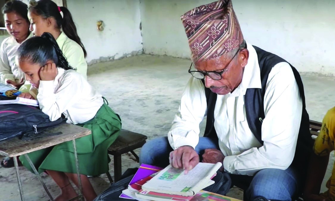 रिमबहादुरको पढ्ने रहरः ६१ वर्षको उमेरमा कक्षा पाँचमा भए भर्ना