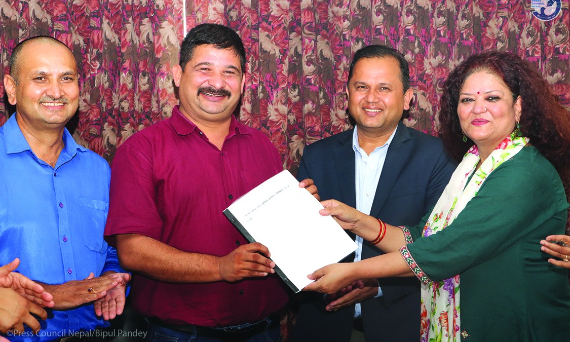 सञ्चारमा सुरक्षित कार्यस्थल निर्देशिका मस्यौदा हस्तान्तरण